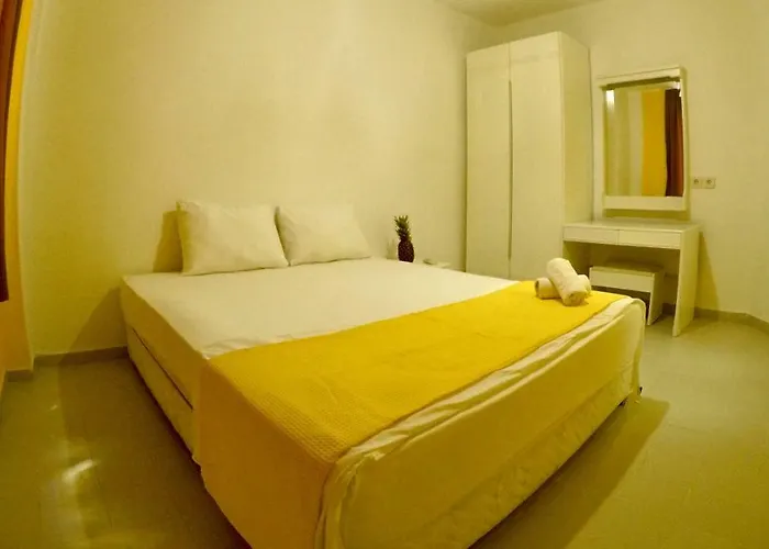 Bed & Breakfast Flamingo Beach & *